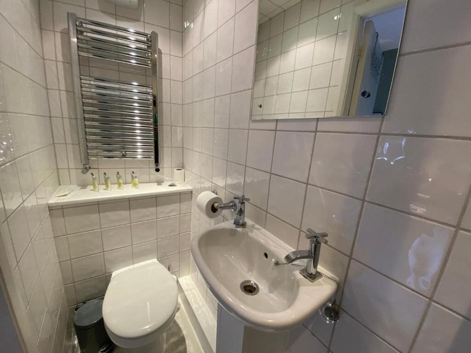 Bathroom 3, Grosvenor Place Guest House, Cheshire West and Chester