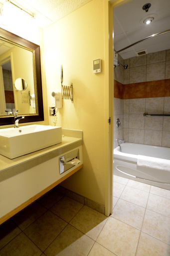 Bathroom 5, La Sagueneenne - Hotel et Centre de Congres, Le Fjord-du-Saguenay