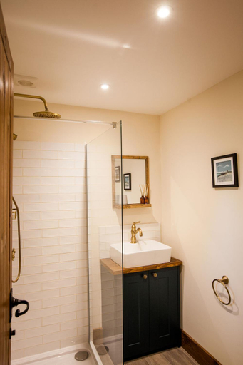 Bathroom 3, Hayne Barn Estate 6 Luxury Lodges with private hot-tubs AND 1 studio without hot-tub, Kent