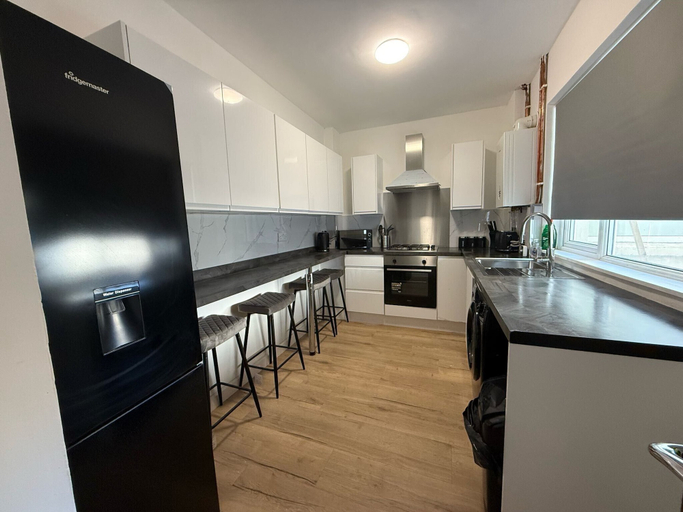 Private kitchen 3, Large and Peaceful 4-bedroom House in Bridgend, Bridgend