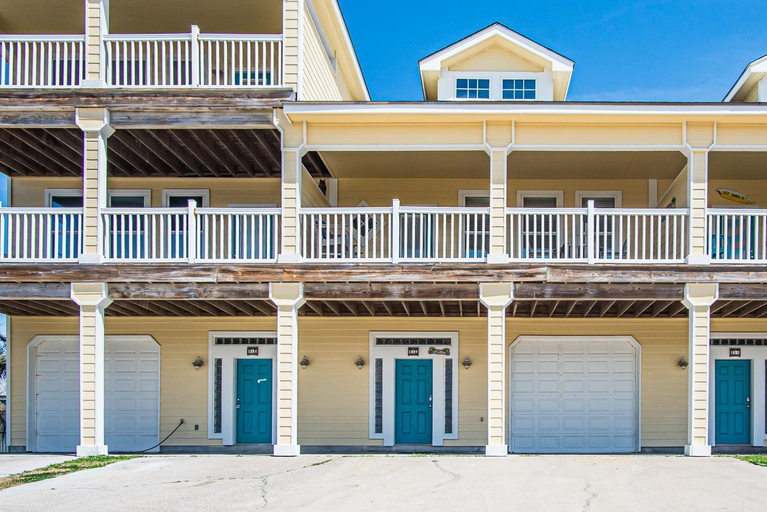Exterior & Views 1, Sheets To the Zin, Nueces