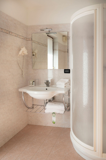 Bathroom 5, Golf Hotel, Trento