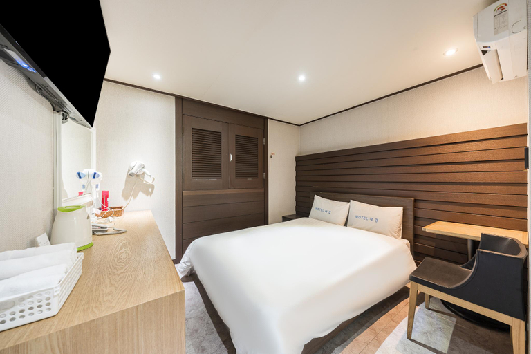 Bedroom 12