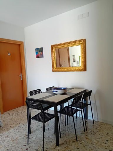 Others 5, Tre camere al centro di Napoli, Napoli