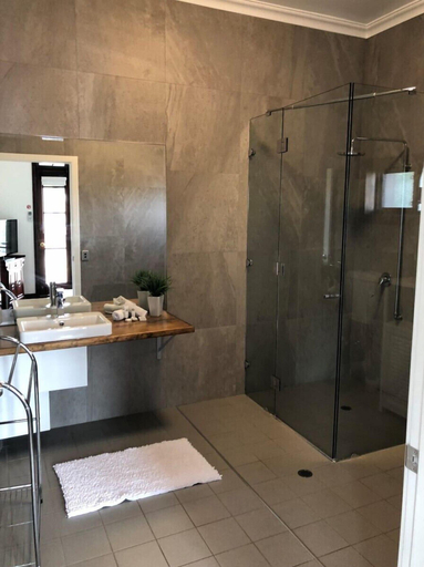 Bathroom 3, Fairway Manor Accommodation, Northam