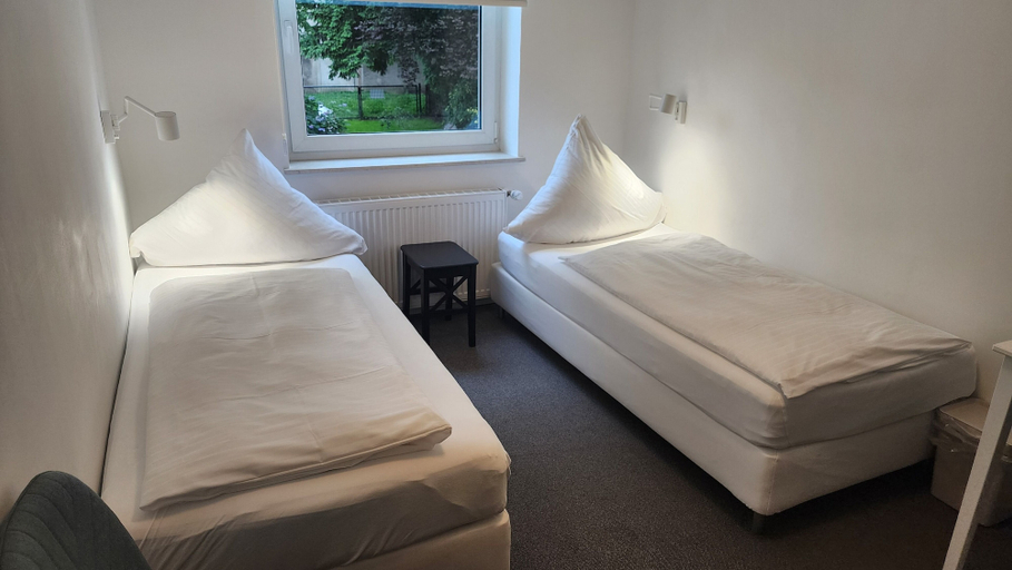 Bedroom 3, Davin City Apartments, Hamburg