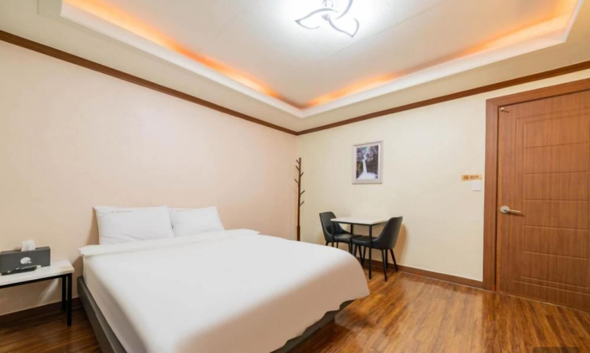 Bedroom 3, Donghae Gloria Hotel, Donghae