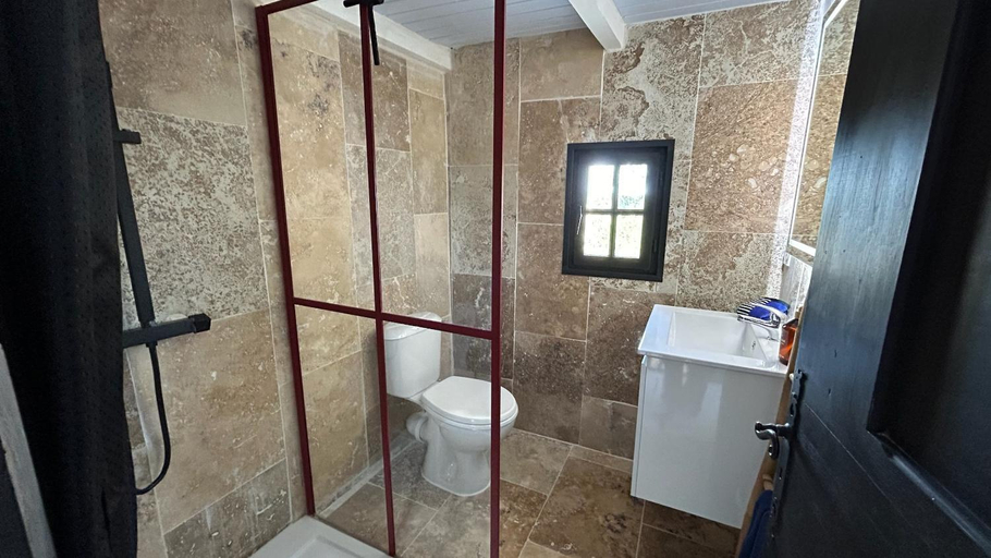 Bathroom, Mas en Merveilles, Gard
