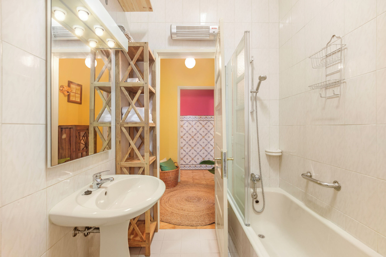 Bathroom 3, Lindo Vale, Porto