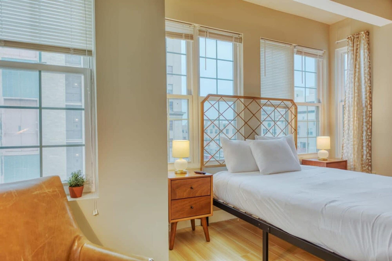 Room 5, Cherry Suites 3BR Apt w W D Foosball Table, Philadelphia