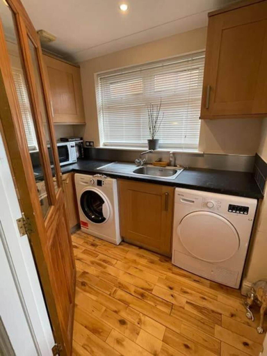 Interior 3, Charming House with Garden - Sleeps 6 & Parking, London