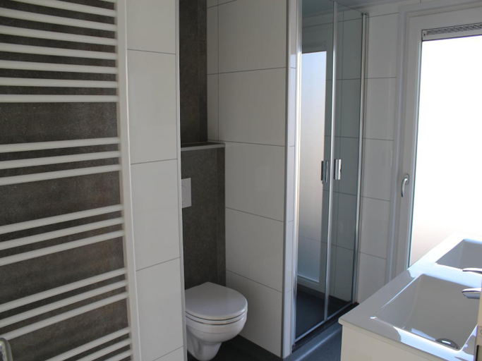 Bathroom 5, Comfy chalet with a dishwasher, on the Bemelerberg, Margraten