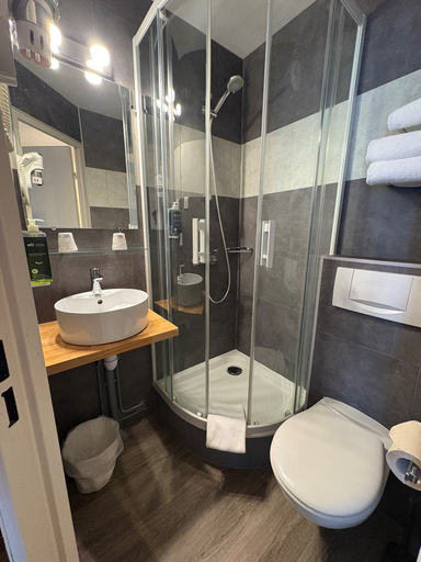 Bathroom 3, Brit Hotel Le Kerodet, Finistère