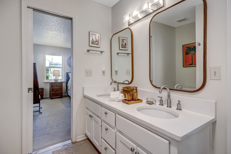 Bathroom 3, 2646b 1st Ave 3 Bedroom Townhouse by RedAwning, Nassau