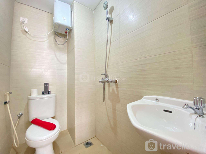 Bathroom 2, Sunnyside Studio Room at Apartment Gateway Pasteur near Exit Toll Pasteur By Travelio, Bandung