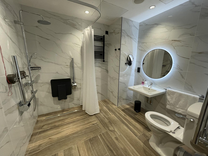 Bathroom 4, Tynecastle Park Hotel, Edinburgh