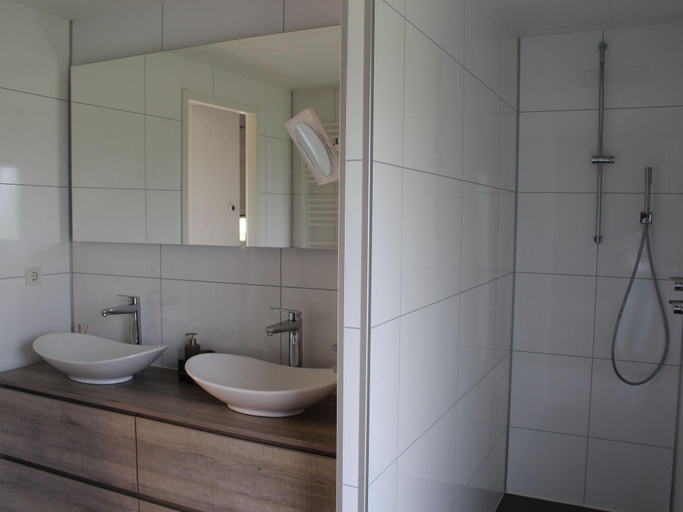 Bathroom 3, Comfy chalet with a dishwasher, on the Bemelerberg, Margraten