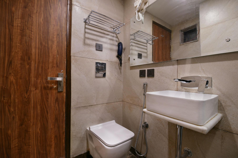 Bathroom 4, Hotel Blue Pearl, Delhi