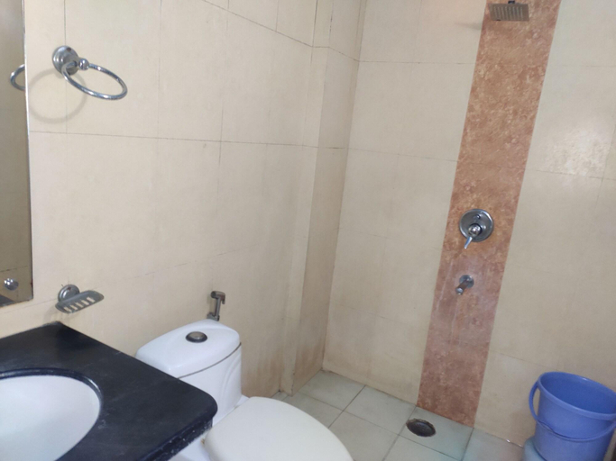Bathroom 2, Hotel Trio Tourist, Delhi