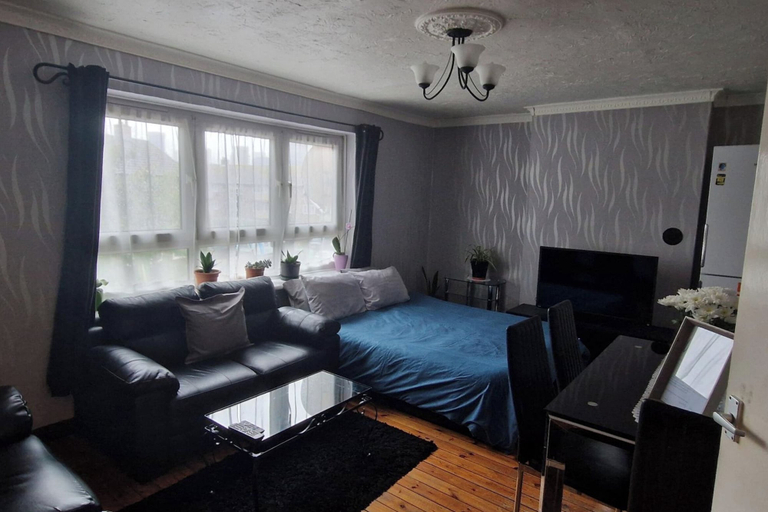 Living area, 2 Bed-sleeps5-free Parking-10 min Walk Underground, London