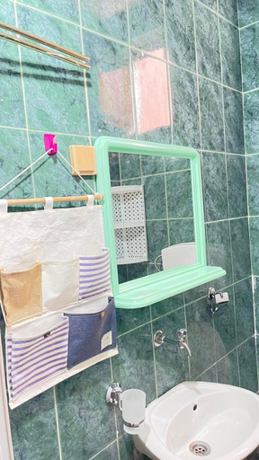 Shower 4, Hostel Flash