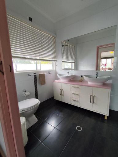 Bathroom 4, The Hawthorne, Hawthorne