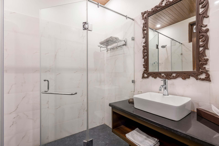 Bathroom 5, StayVista at Pine Estate with Outdoor Jacuzzi, Shimla