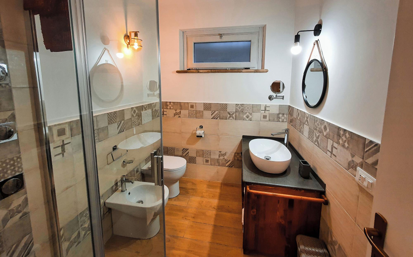 Bathroom 4, Le Vigne, Viterbo