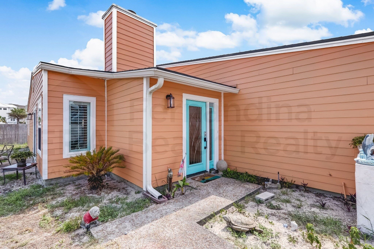Exterior & Views 2, 2706 W. 3rd St 2 Bedroom Home by RedAwning, Nassau