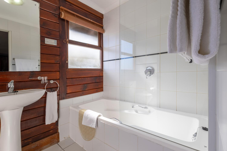 Bathroom 5, Knysna Log-Inn Hotel - 3 & 4 Star, Eden