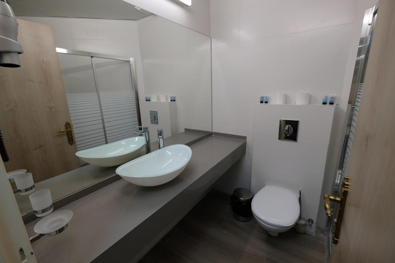 Bathroom, St Georges Cathedral Pilgrim Guesthouse Jerusalem, Jerusalem