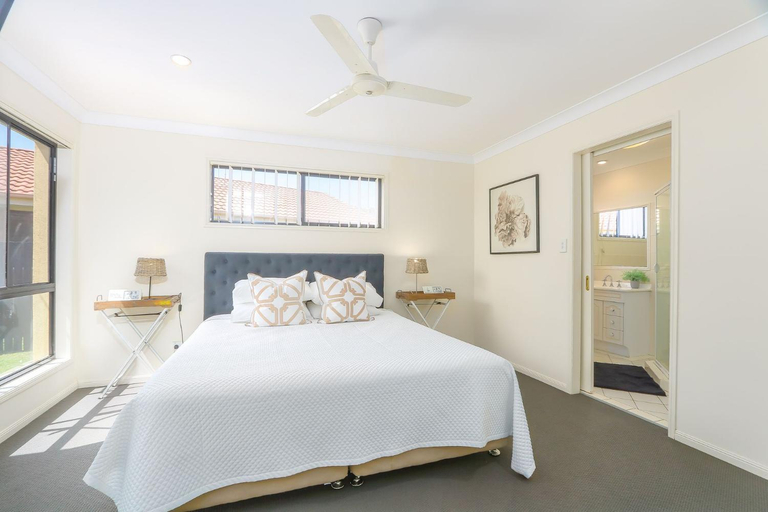 Bedroom, Denway House, Tweed - Tweed Coast