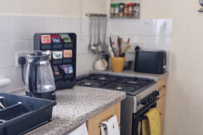 Private kitchen 3, 2 Bed-sleeps5-free Parking-10 min Walk Underground, London