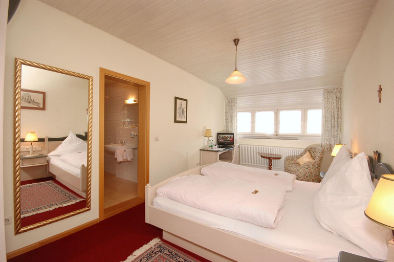 Bedroom 2, Gasthof Hirschen, Breisgau-Hochschwarzwald