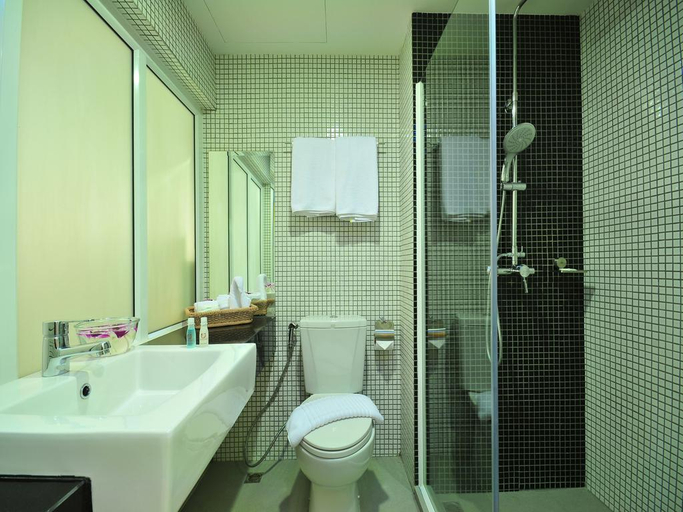Bathroom 5, Win Long Place Hotel And Serviced Apartment, Bang Rak