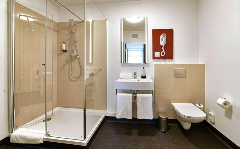 Bathroom 4, B B Hotel Poznaa Old Town, Poznań City