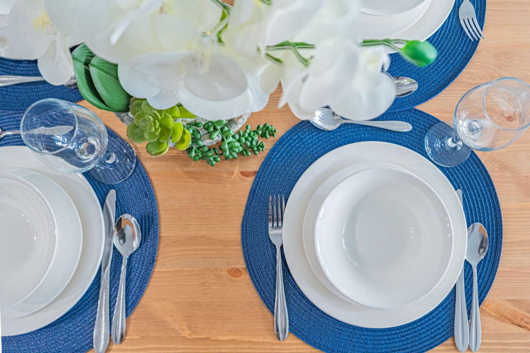Food & Drinks, The Bay Suites Entertainment Dist, Toronto