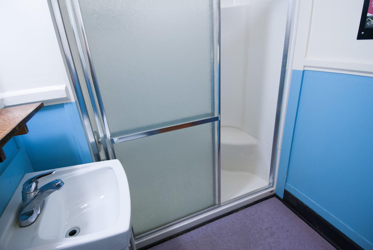 Bathroom 4, Ocean Island Inn Backpackers Suites Hostel, Capital