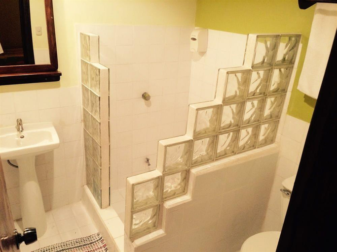 Bathroom 4, Atlantida Lodge, Talamanca