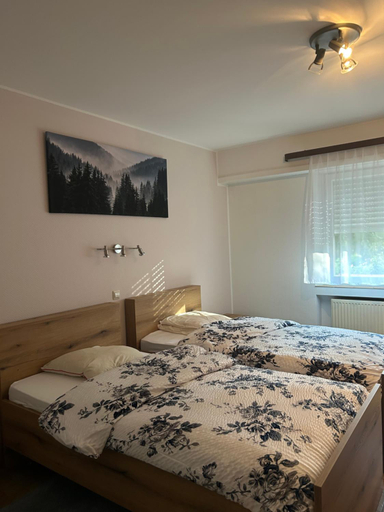 Bedroom 1, Hotel Direndall, Capellen