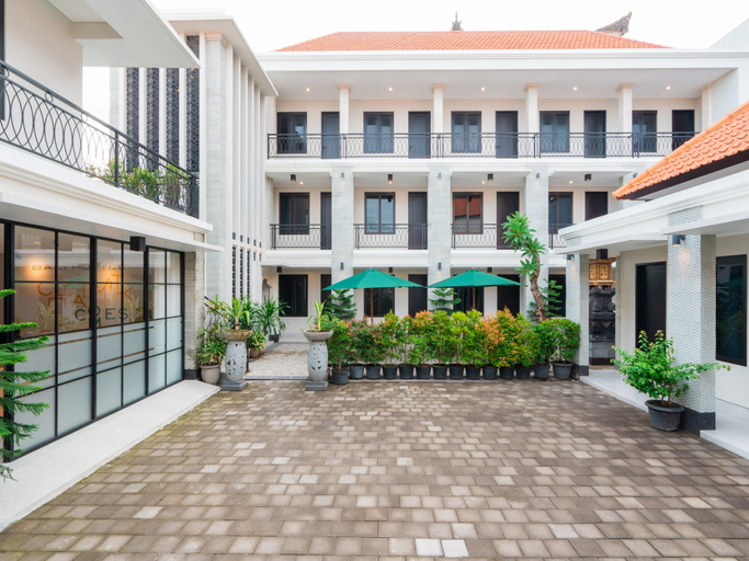 Exterior & Views