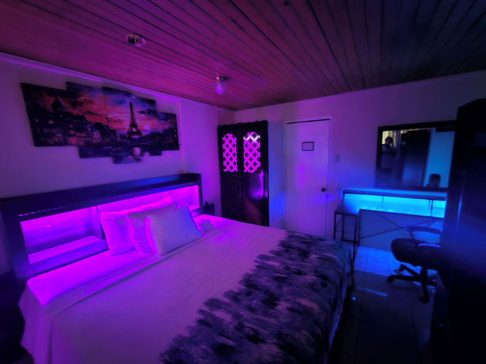 Bedroom 3, Big Apple Hotel