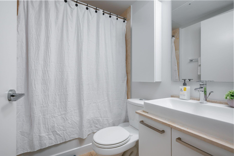 Bathroom 4, The Bay Suites Entertainment Dist, Toronto