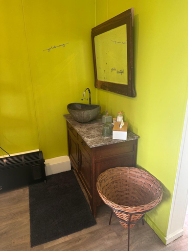 Bathroom 2, B&B Bombon, Limburg