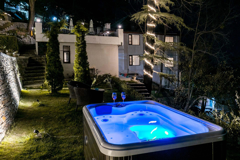 Sport & Beauty 2, StayVista at Pine Estate with Outdoor Jacuzzi, Shimla