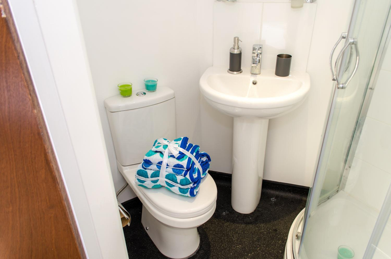 Bathroom 3, Trivelles Hotel - Manchester - Eccles New Rd, Salford