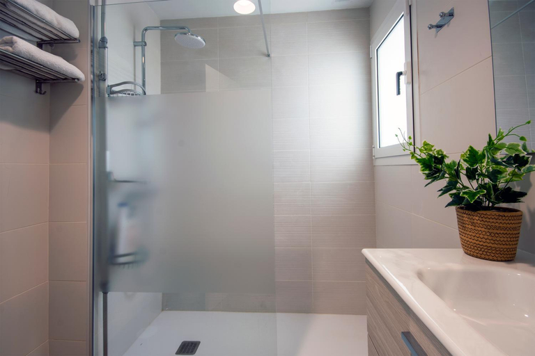 Bathroom 4, Serena Holiday Homes by LIVVO, Las Palmas