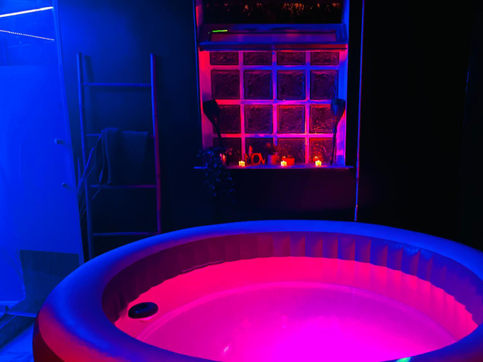 Others 3, suite romantique jacuzzi, Seine-Saint-Denis