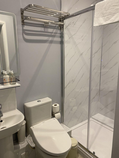 Bathroom 4, Montfort Cottage Guest House, Cumbria