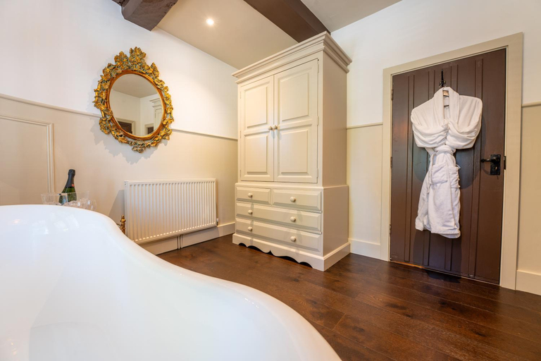 Others 5, The Woolpack Inn, Kent